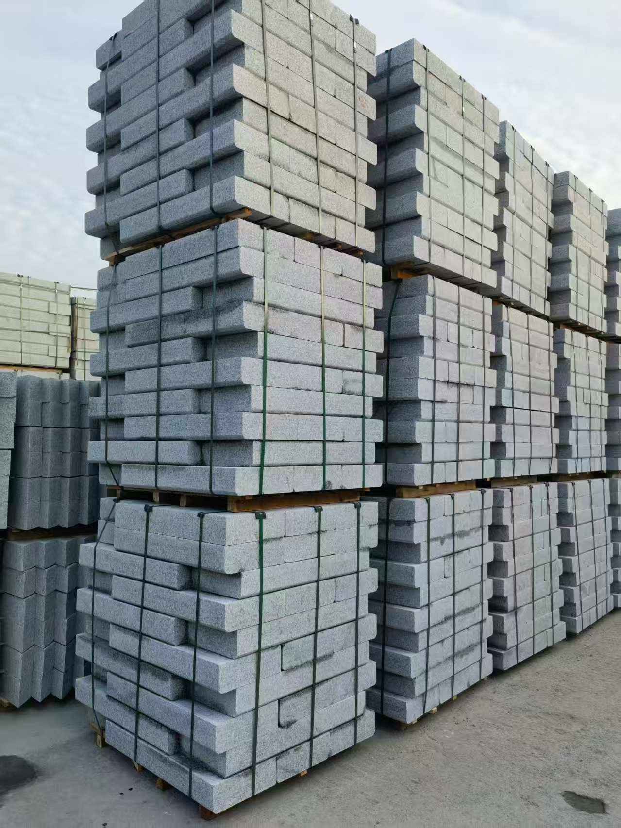 南宁 路沿石（路侧石），颜色一致，尺寸标准