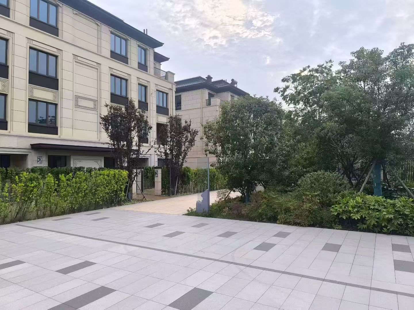 南宁 芝麻白与芝麻白搭配铺装，尺寸1200*600