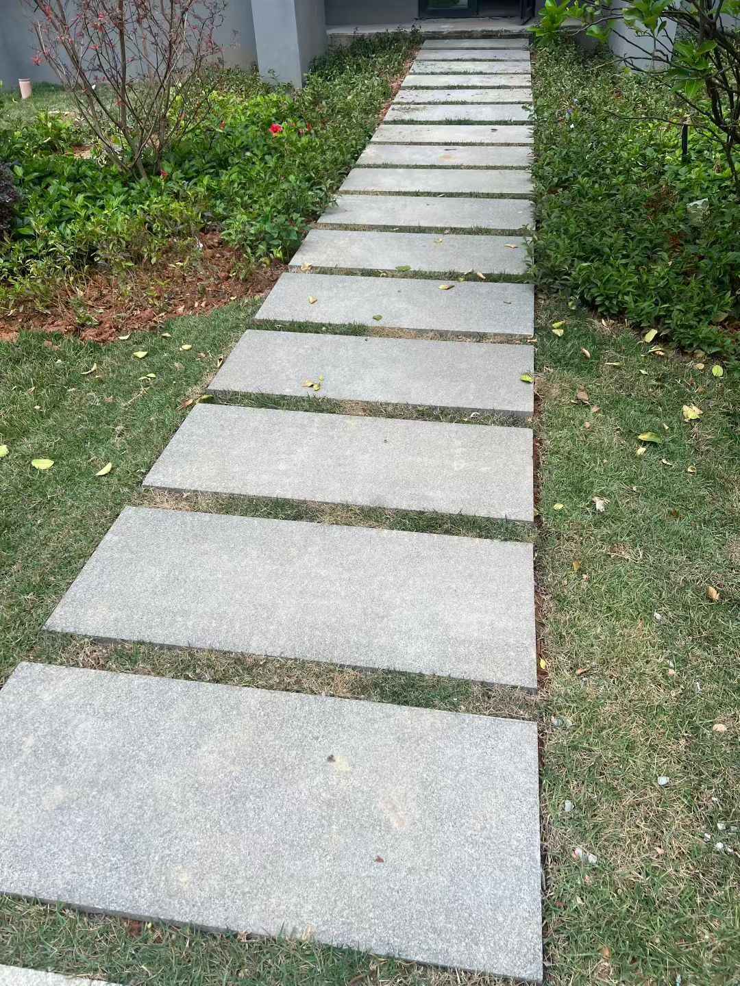 南宁 芝麻黑小区踏步、汀步石铺装效果