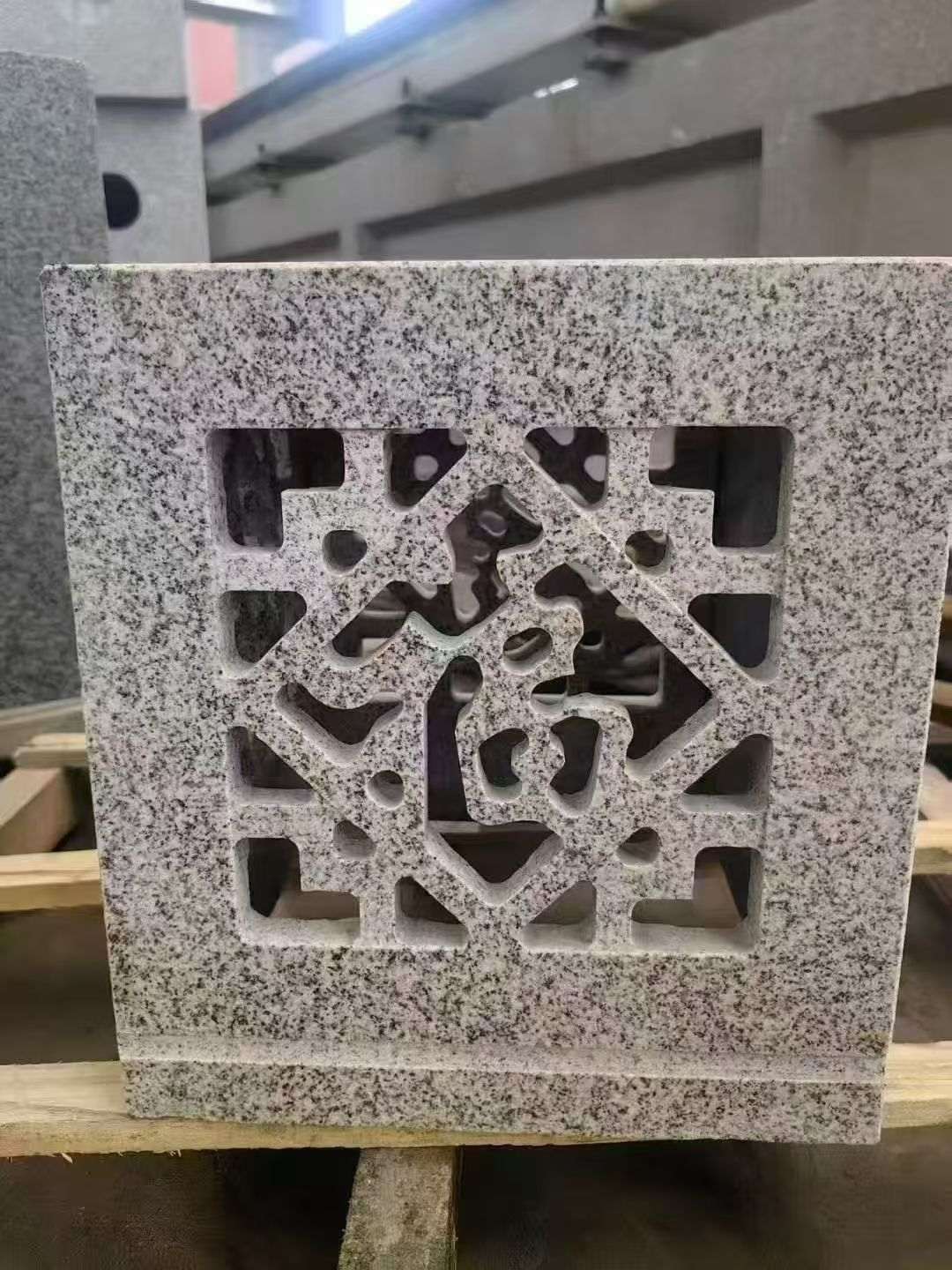 南宁 芝麻白花岗岩镂空雕花灯笼